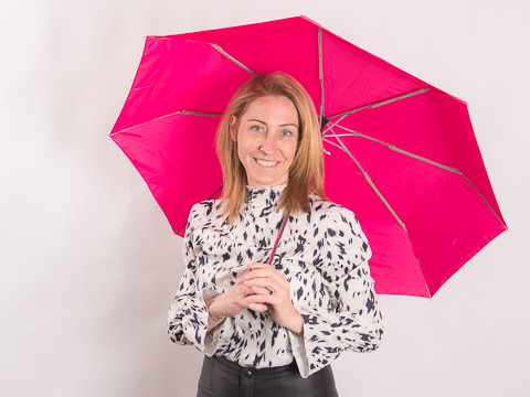 Christine Knoll mit Regenschirm von Fare als Werbeartikel in der Hand.