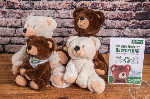 Teddybären aus Recyclingmaterial in weiß und braun