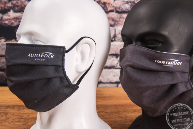 Mund-Nasen-Maske in schwarz mit Auto Eder Logo bedruckt.