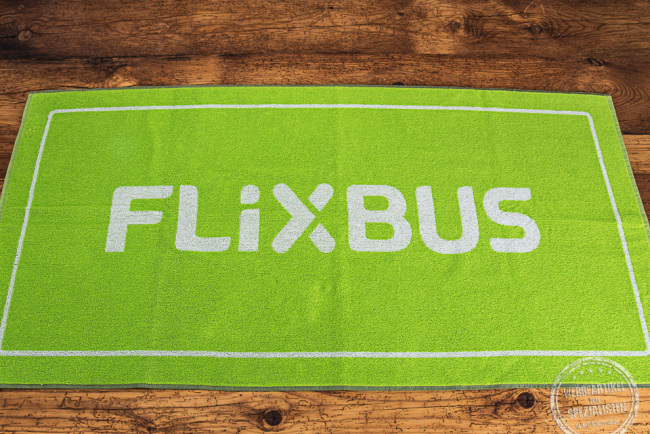 Badetuch für Flixbus in grün mit weißer Logoeinwebung
