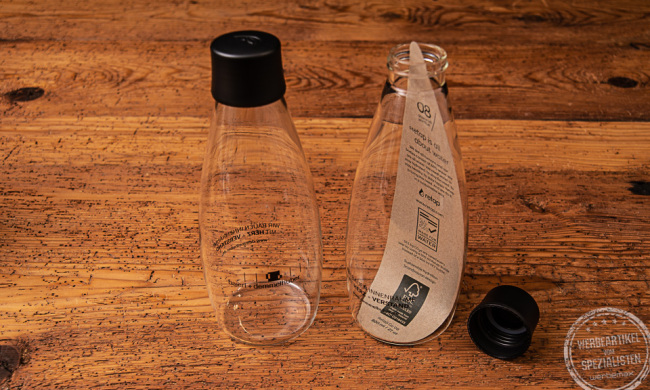 Retap Flasche 08 als Werbeartikel mit Logo von Baierl + Demmelhuber und schwarzem Deckel