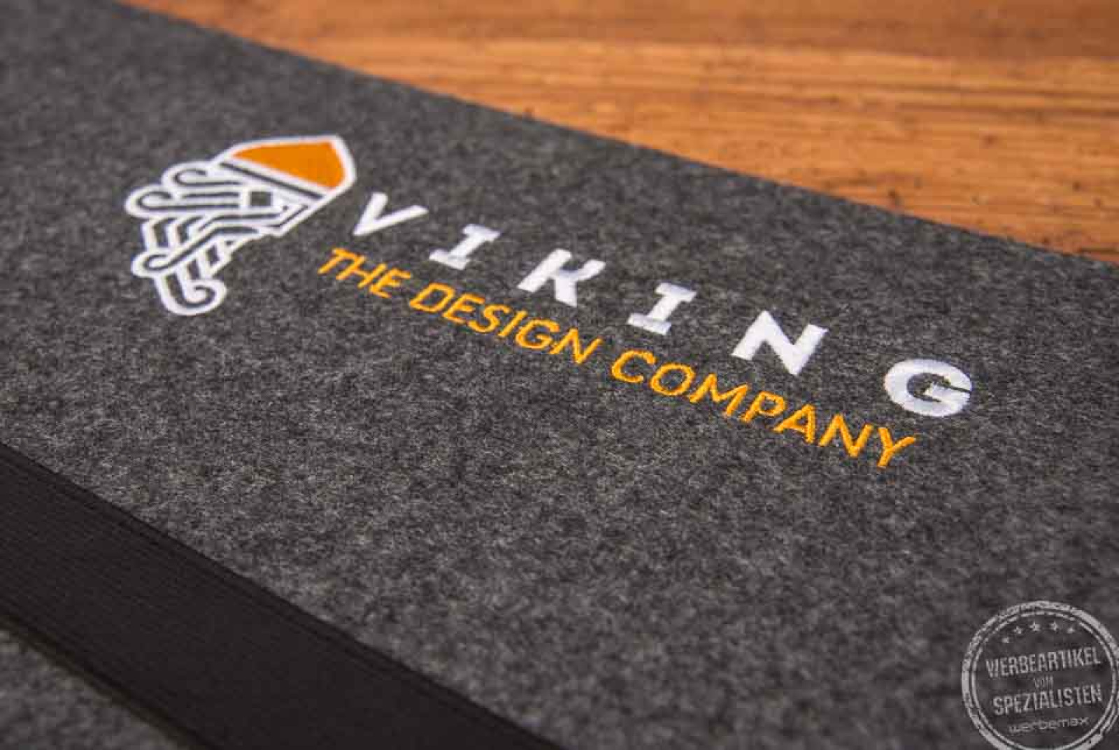 Referenz Filzmappe in grau mit individuellem Logo Viking Design Comapany