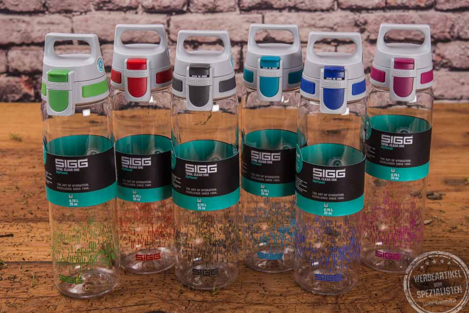 Sechs Sigg Trinkflaschen Total Clear One MyPlanet mit unteschiedlichen Deckelfarben als Werbeartikel.