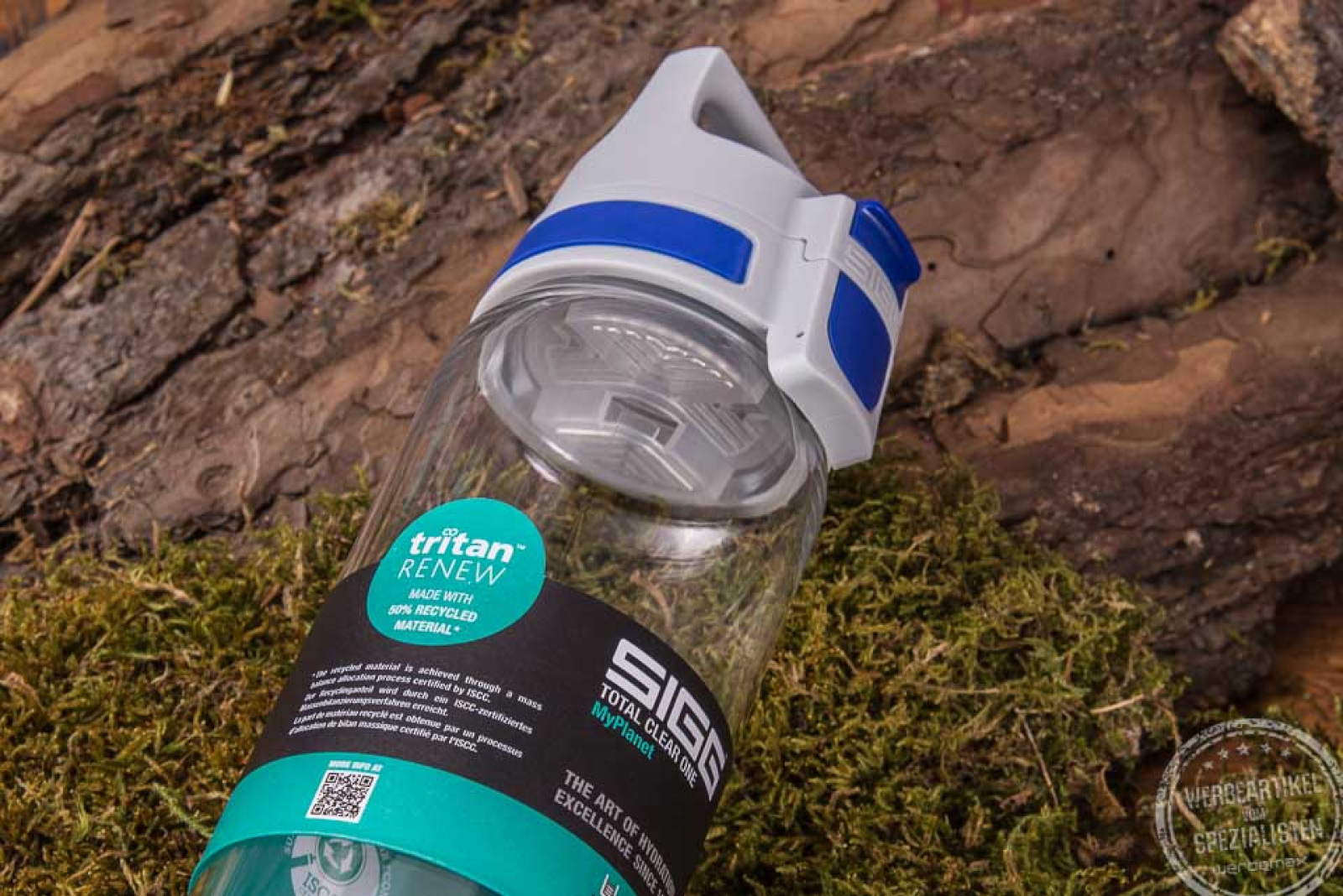 Eine liegende nachhaltige Sigg Trinkflasche Total Clear One MyPlanet .