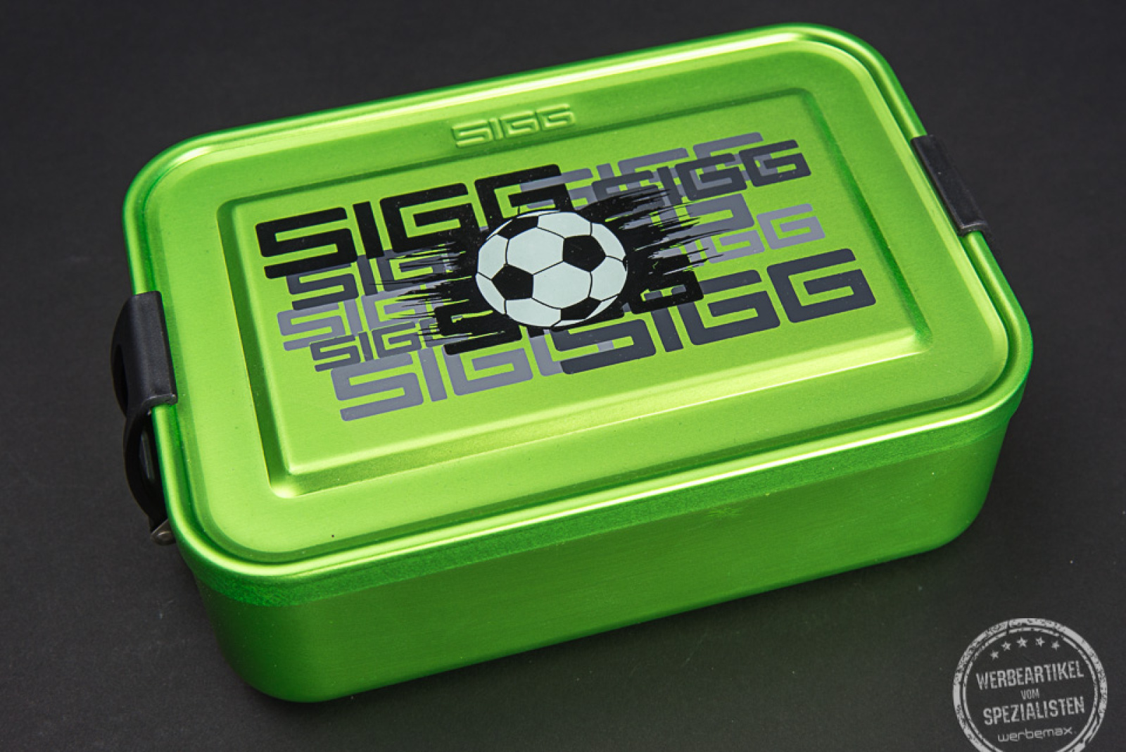 Webeanbringung Lunchbox von SIGG mit Fußballmotiv