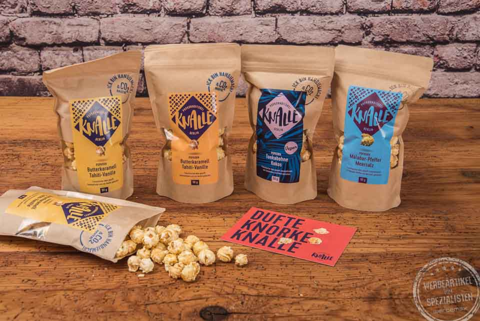 Knalle Popcorn in unterschiedlich beschrifteten Tüten mit Logo als Werbeartikel 