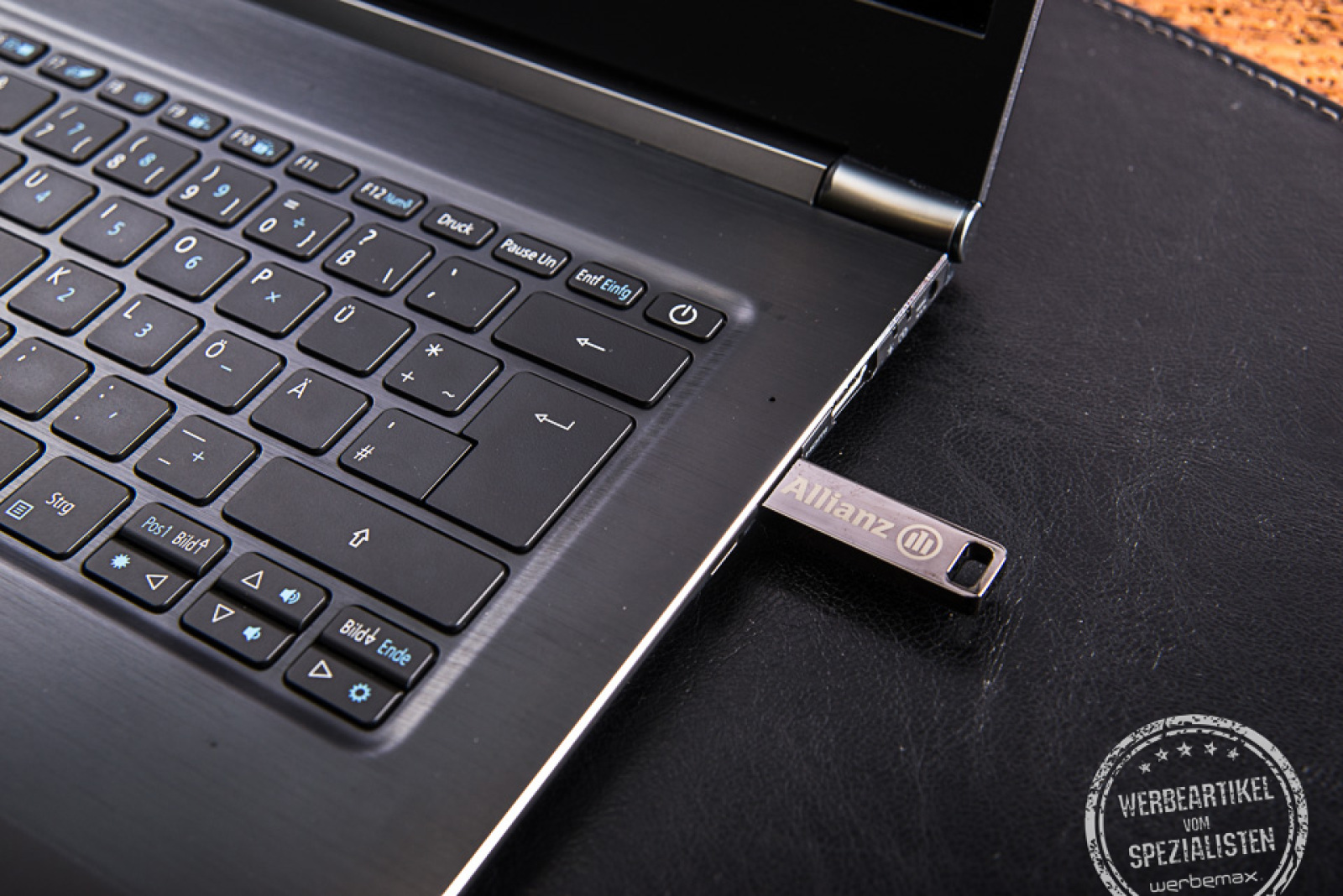 USB Stick Element am Laptop eingesteckt als Mitarbeitergeschenk.